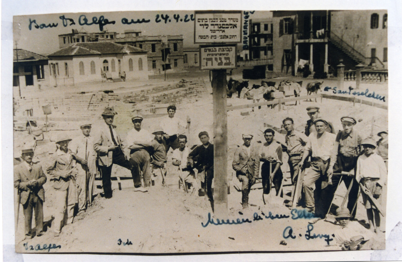 Building site with architect Alexander Levi and workers, 1922